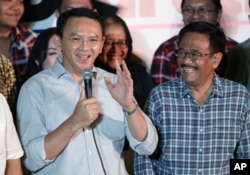 Gubernur Jakarta Basuki "Ahok" Tjahaja Purnama, didampingi wakilnya Djarot Saiful Hidayat dalam konferensi pers di Jakarta, Rabu, 17 April 2017. (AP Photo/Dita Alangkara)