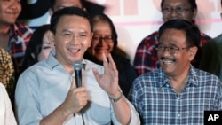 Gubernur Jakarta Basuki "Ahok" Tjahaja Purnama, didampingi wakilnya Djarot Saiful Hidayat dalam konferensi pers di Jakarta, Rabu, 17 April 2017. (AP Photo/Dita Alangkara)