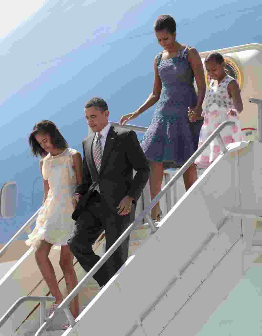 El presidente Barack Obama, la primera dama y sus hijas, Malia y Sasha, llegaron a Santiago, Chile, el 21 de marzo, 2011.