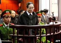 FILE - Catholic lawyer and blogger Le Quoc Quan, center, one of Vietnam's most prominent dissidents, speaks during his appeal trial at Hanoi People's Court of Appeals, Feb. 18, 2014.