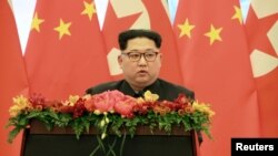김정은 북한 국무위원장이 중국 베이징에서 연설하고 있다. 김정은 위원장은 지난 25일부터 28일까지 나흘간 중국을 비공식 방문했다. 