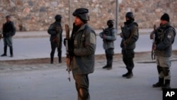 아프가니스탄 보안군 장병들이 지난 10일 수도 카불 시내 대규모 폭발 현장을 점검하고 있다. 