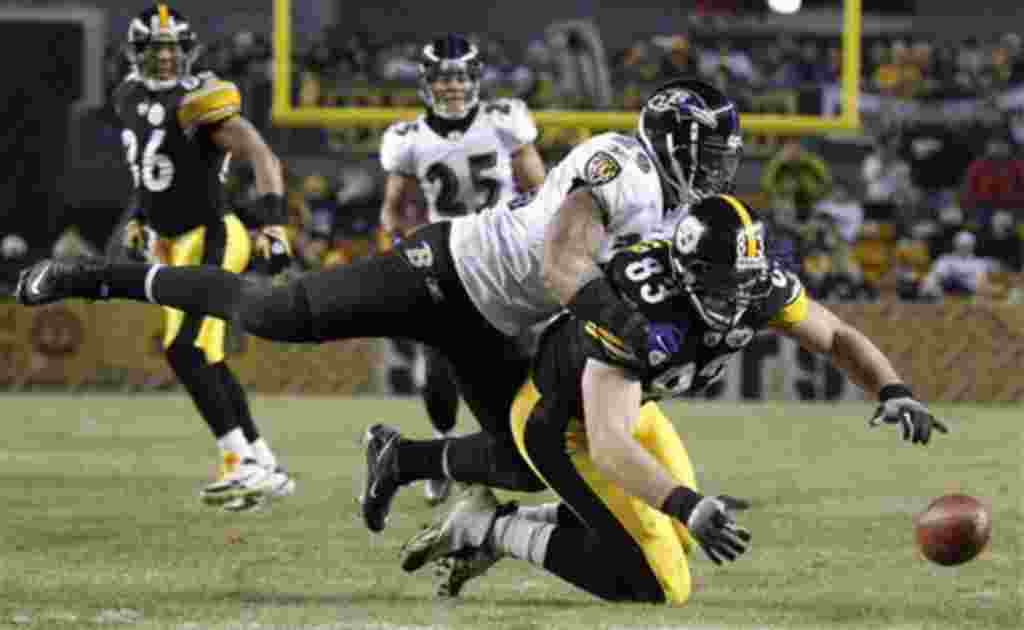Pittsburgh Steelers y Baltimore Ravens se pelean la pelota en el primer partido de Playoff de la NFL.