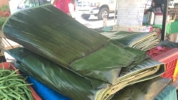 Hojas de plátano se muestran en un mercado al aire libre en Caracas.