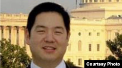 워싱턴 DC 거주 당시 미 연방 의사당을 배경으로 서 있는 크리스토퍼 안. 안 씨의 변호사가 미 연방법원에 제출한 보석 재심신청서에 첨부한 사진이다.