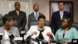 Geneva Reed-Veal (C) mother of Sandra Bland, and her daughters Sharon Cooper, (L) and Sierra Cole are backed up by attorneys at a news conference, Aug. 4, 2015, in Houston, Texas. 