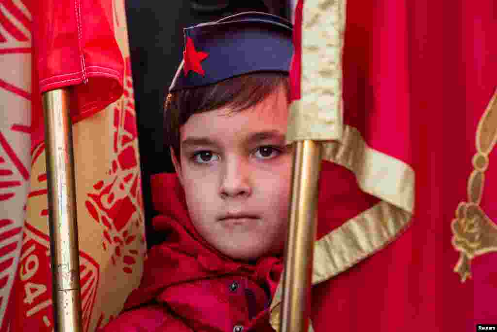 발칸반도의 국가인 몬테네그로 프드고리차에서 열린 유고슬라비의 지도자 요시프 티토의 기념비 제막식에서 소년이 깃발 사이로 서 있다.