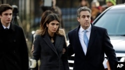 Michael Cohen à chegada ao tribunal com esposa e filhos