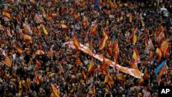 Pro-Spanish demonstrators protest in center of Barcelona, Spain, March 4, 2018. Thousands of Spaniards are joining a rally in Barcelona called by a grassroots group that uses humor to mock against Catalonia's separatist push. 