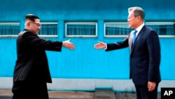 سەرۆکی کۆریای باشوور مون جەین ئین لەگەڵ رابەری کۆریای باکوور کیم جۆنگ ئون
