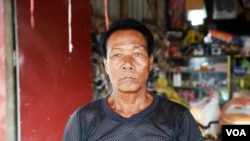 In Boy, 65, a resident of Thnanh village, Bati commune, talks to VOA Khmer, June 17, 2017. (Sun Narin/VOA Khmer)