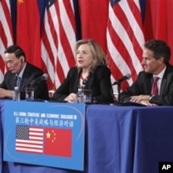 From left, Chinese State Councilor Dai Bingguo, China's Vice Premier Wang Qishan, Secretary of State Hillary Rodham Clinton, and Treasury Secretary Timothy Geithner take part in a joint meeting of the US-China Strategic and Economic Dialogue (S&ED), Wash
