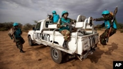 pasukan penjaga perdamaian gabungan PBB-Uni Afrika di Darfur (UNAMID) melakukan patroli di Khor Abeche, Darfur, Sudan (foto: dok).