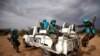 صلحبانان سازمان ملل هنگام بازدید دبیرکل سازمان ملل از ازدوگاه آوارگان داخلی سودان جنوبی - جوبا، ششم ماه مه