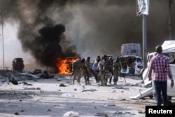 Somalian government forces evacuate their injured colleague, from the scene of an explosion in KM4 street in the Hodan district of Mogadishu, Oct. 14, 2017.