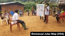 Une campagne de sensibilisation des baka au Covid-19, à Oding village situé à 30 km de Djoum région du sud, au Cameroun. (VOA/Emmanuel Jules Ntap)