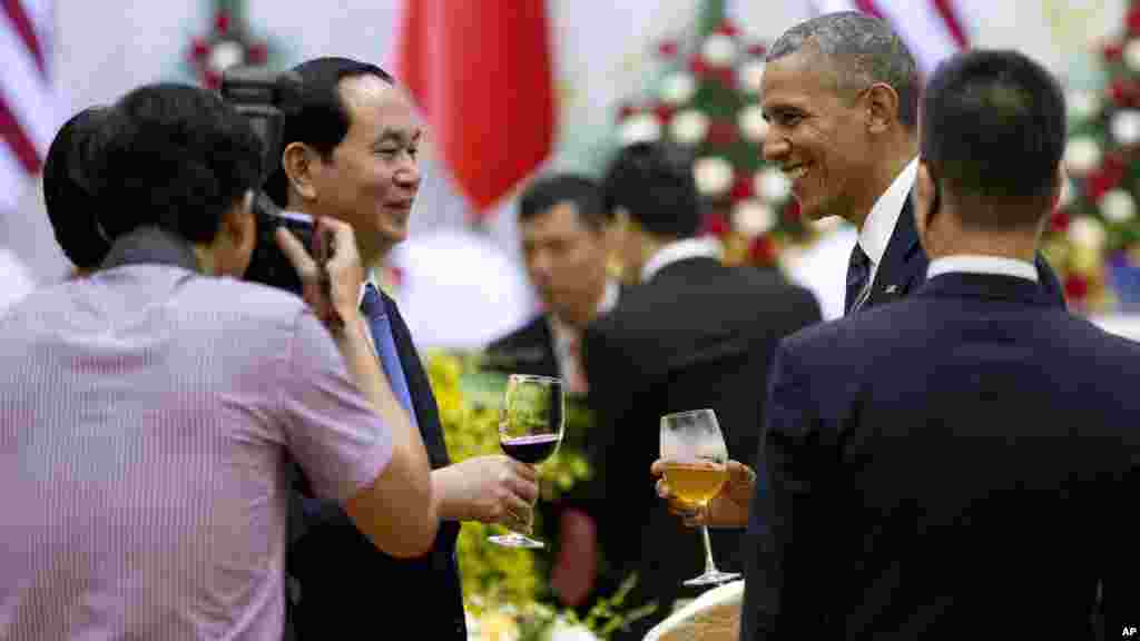 Le président américain Barack Obama, et le président vietnamien Tran Dai Quang, toasts au cours d&#39;un déjeuner à Hanoi, au Vietnam, le 23 mai 2016.
