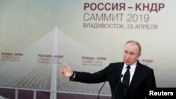 블라디미르 푸틴 러시아 대통령이 지난 25일 블라디보스토크에서 기자회견을 열고 김정은 북한 국무위원장과의 회담 결과를 설명했다.