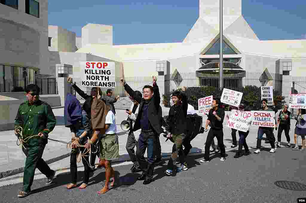 22일 미국 워싱턴 주재 중국대사관 앞에서 중국 정부의 탈북자 강제북송 중단을 촉구하는 시위대.