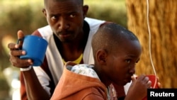 Des patients attendent un traitement de choléra dans une clinique à Harare, au Zimbabwe, le 11 septembre 2018.