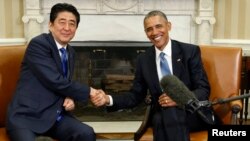 Presiden AS Barack Obama (kanan) menerima Perdana Menteri Jepang Shinzo Abe di Gedung Putih, Selasa (28/4).
