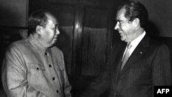 Lãnh tụ Mao Trạch Đông bắt tay Tổng thống Richard Nixon sau cuộc họp của họ ở Bắc Kinh, 22/2/1972