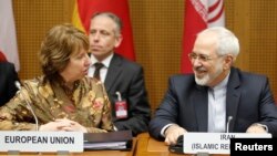 European Union foreign policy chief Catherine Ashton (L) and Iranian Foreign Minister Mohammad Javad Zarif wait for the start of talks in Vienna, May 14, 2014. 