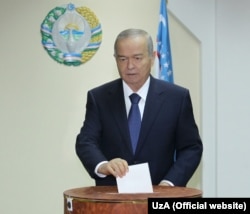 Prezident Islom Karimov 21-dekabrda o'tgan parlament saylovlarida ovoz bermoqda. 29-mart kuni kutilayotgan prezident saylovlarida qayta saylanishiga shubha yo'q.