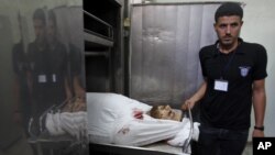 Filistin morg görevlisi, Hamas militanının cesedini gösteriyor, Kamal Edwan Hastanesi, 24 Ekim 2012.