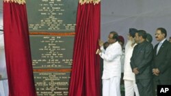 India's Home Minister Palaniappan Chidambaram (C) unveils a plaque with India's Trade Minister Anand Sharma (2nd R), his Pakistan counterpart Makhdoom Amin Fahim (R) and Punjab's Chief Minister Parkash Singh Badal (3rd R) during the inauguration of the In