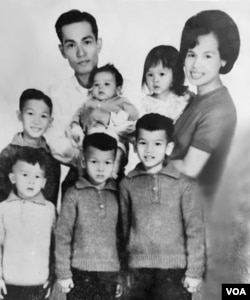 Gia đình cố Đại tá Nguyễn Tuấn (tất cả đều bị sát hại, trừ ông Nguyễn Từ Huấn-đứng giữa; ảnh chụp năm 1967). (Hình: Nguyễn Từ Huấn cung cấp)