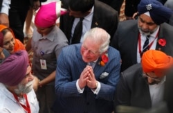 Pangeran Charles (Prince of Wales) dari Inggris setibanya di Gurudwara Bangla Sahib, Kuil Sikh di New Delhi, India, Rabu, 13 November 2019.