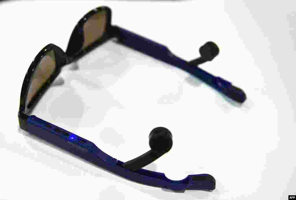 عینک آفتابی بلوتوث دار با قابلیت پخش موزیک از طریق هدفون کوچکی که در دو طرف آن نصب شده است. &nbsp;