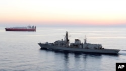 Kapal angkatan laut Inggris, HMS Montrose mengawal kapal lain dalam misi menghapus senjata kimia dari Suriah di laut lepas pantai Siprus, Februari 2014. (Foto: dok).