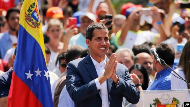 委内瑞拉反对派领导人和自称临时总统的胡安·瓜伊多2019年2月2日在委内瑞拉加拉加斯参加集会。