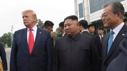 Tổng thống Mỹ Donald Trump, Chủ tịch Kim Jong Un, và Tổng thống Hàn Quốc Moon Jae-in, 30/06/2019.