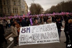 Serikat buruh utama Spanyol berpartisipasi dalam perayaan Hari Perempuan Internasional dengan memegang spanduk bertuliskan bahasa Spanyol: "8M Feminisme adalah kesetaraan" dalam aksi turun ke jalan di alun-alun Cibeles, Madrid, Kamis, 8 Maret 2018.