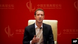 CEO Facebook Mark Zuckerberg dalam diskusi panel di Beijing (19/3). (AP/Mark Schiefelbein)