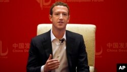 Mark Zuckerberg, le PDG de Facebook, s'exprime lors d'une table ronde organisée dans le cadre du Forum du développement de la Chine à la Diaoyutai State Guesthouse à Beijing, samedi 19 mars 2016