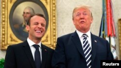 Presiden Donald Trump dan Presiden Perancis Emmanuel Macron memberikan keterangan kepada media di Oval Office, Gedung Putih, Washington, 24 April 2018. (Foto: dok).