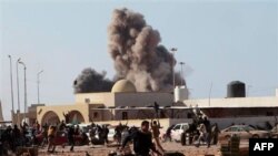 Avioni snaga lojalnih libijskom lideru Moameru Gadafiju ponovo su danas bombardovali naftnu luku Ras Lanuf, koja je u rukama pobunjenika