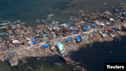 Vista aérea del poblado de pescadores de Guiwan en una de las zonas devastadas por el tifón Haiyán.