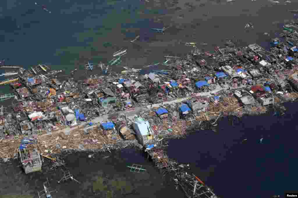 Hình chụp từ trên không một làng chài ở thị trấn Guiwan bị tàn phá bởi Siêu bão Haiyan, miền trung Philippines, ngày 11/11/2013.