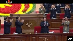 در این تصویر گرفته شده از تلویزیون از نشست حزب حاکم کره شمالی، کیم جونگ اون در وسط دیده می شود.