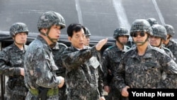 한민구 한국 국방부 장관이 지난 4일 동해안에서 실시된 지-해 합동해상사격 훈련 현장을 방문해 '천무' 실사격을 참관하고 있다.
