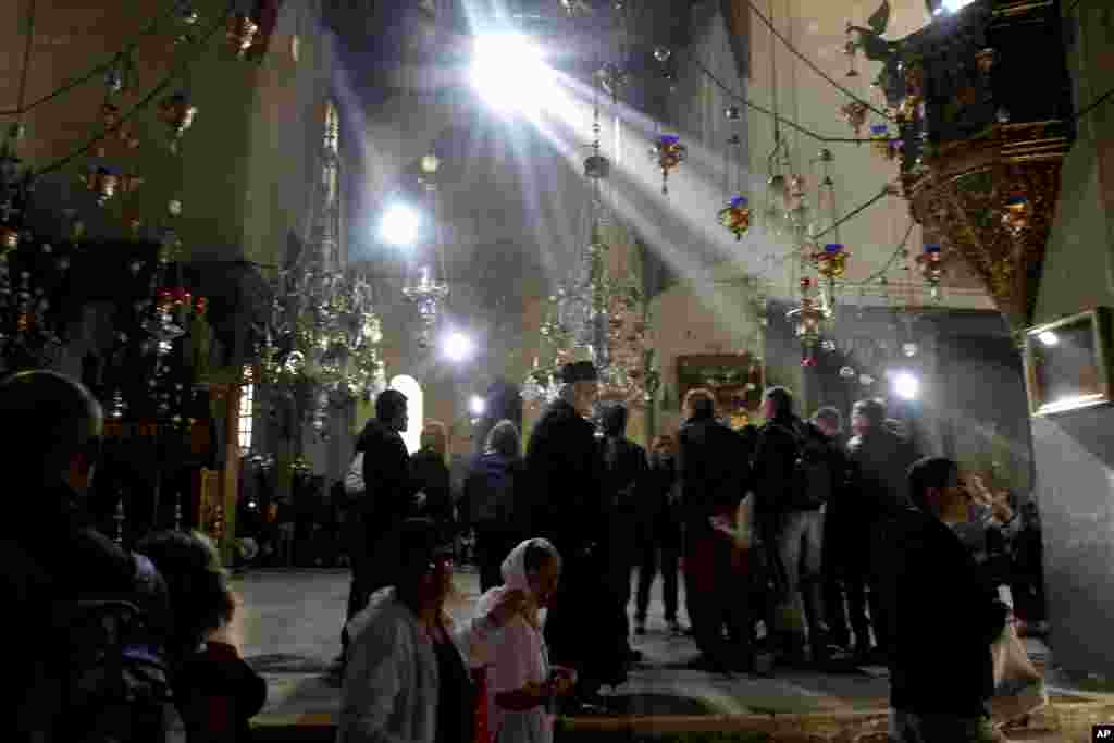 Umat Kristen mengunjungi Gereja Nativity sebelum Natal (23/12).