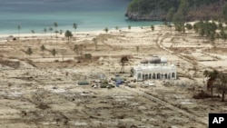 Suasana di Lhoknga sekitar sebulan setelah tsunami menerjang Aceh pada 2004 silam.