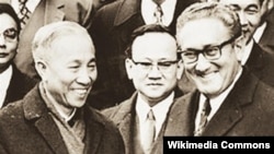 Ông Kissinger nói về ông Lê Đức Thọ: “Ông ấy đã mổ xẻ chúng tôi như một bác sĩ giải phẫu với con dao mổ – với sự khéo léo vô cùng”.