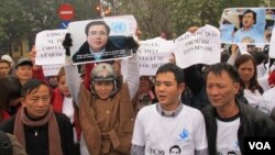 Anh Lê Quốc Quyết, em trai luật sư Lê Quốc Quyết trong cuộc tuần hành ủng hộ cho ông tại Hà Nội, ngày 18/2/2014. (Ảnh: Marianne Brown - VOA)
