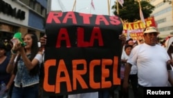En Lima, la manifestación era pacífica, custodiada por la policía, y llegó a armar filas de unas nueve cuadras.